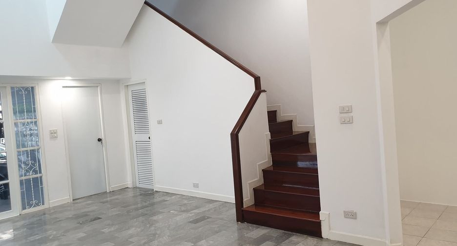 Reihenhaus zum Kauf mit 4 Zimmer in Bang Khae, Bangkok