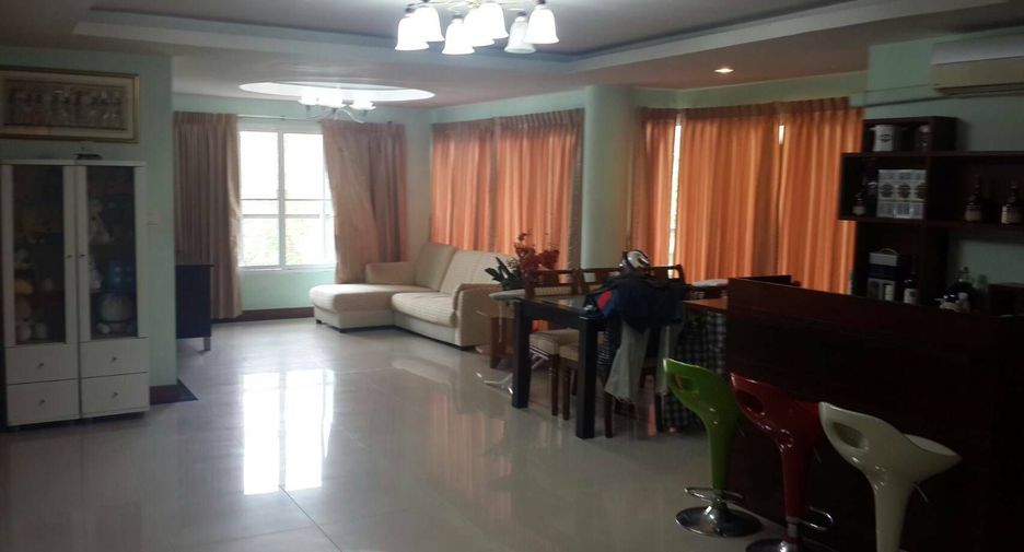 For sale 7 bedrooms townhouse in Phaya Thai, Bangkok
