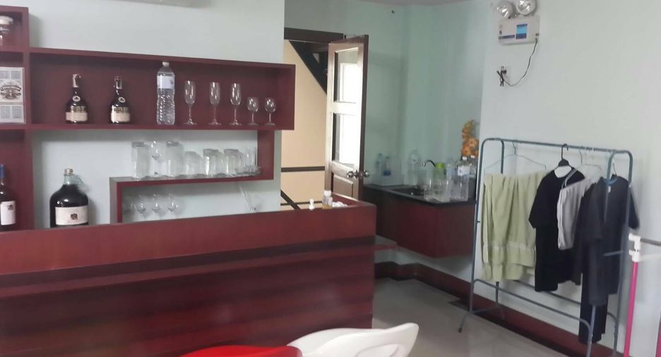 For sale 7 bedrooms townhouse in Phaya Thai, Bangkok