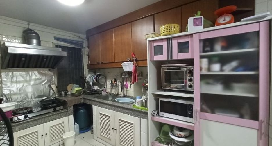 For sale 4 bedrooms retail Space in Bang Kapi, Bangkok