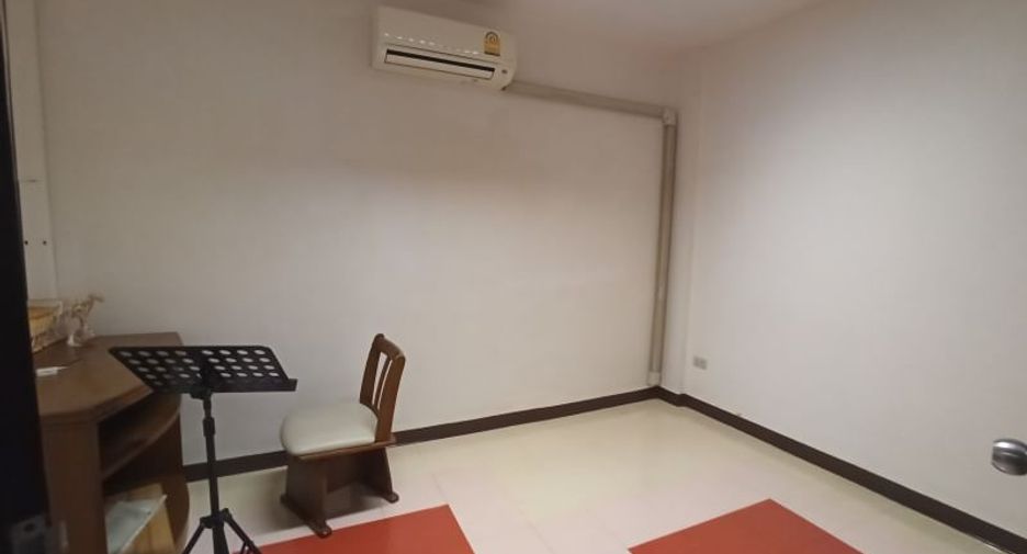 For sale 4 bedrooms retail Space in Bang Kapi, Bangkok