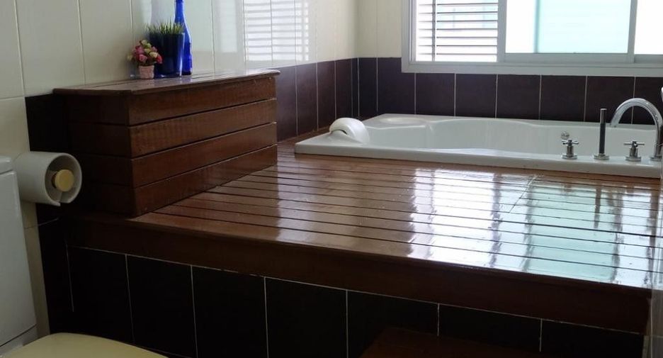 For sale 3 bedrooms condo in Watthana, Bangkok