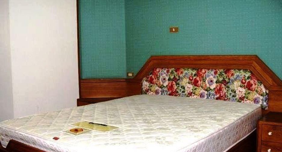 For rent 3 bedrooms condo in Watthana, Bangkok
