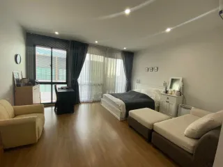 Casa adosada en venta de 3 habitaciones en Saphan Sung, Bangkok