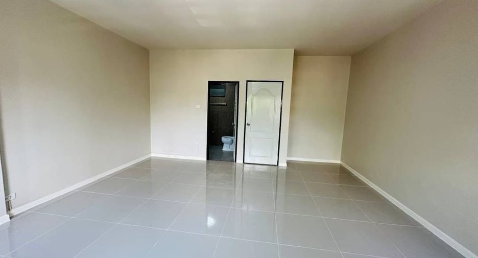 For sale 4 bedrooms townhouse in Khlong Sam Wa, Bangkok