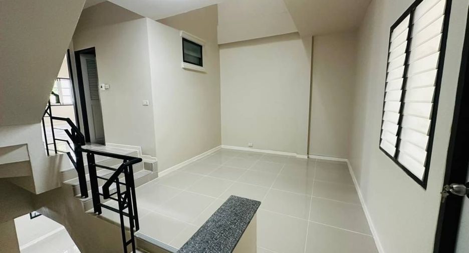 For sale 4 bedrooms townhouse in Khlong Sam Wa, Bangkok