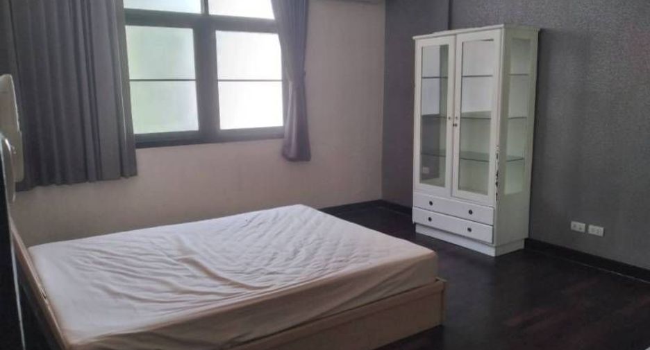 For rent 3 bedrooms house in Watthana, Bangkok