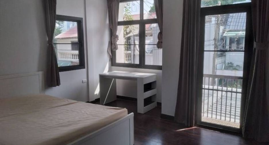 For rent 3 bedrooms house in Watthana, Bangkok