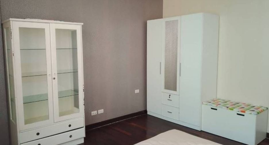 For rent 3 bedrooms house in Watthana, Bangkok