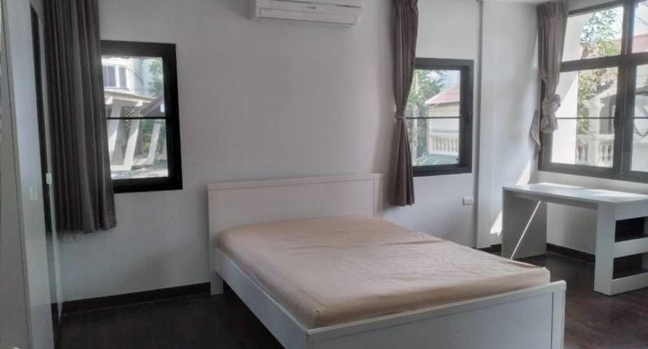 For rent 3 bedrooms house in Watthana, Bangkok