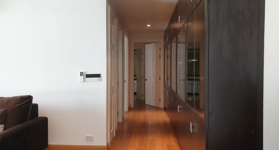 For rent 3 bedrooms condo in Watthana, Bangkok