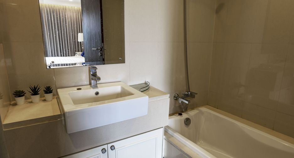 For rent 2 bedrooms condo in Khlong Toei, Bangkok