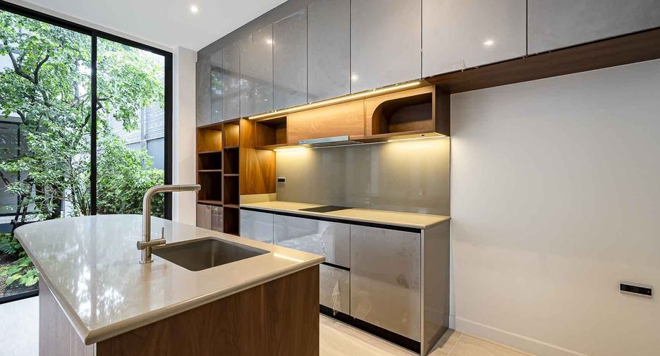 For sale 5 bedrooms house in Bang Kapi, Bangkok