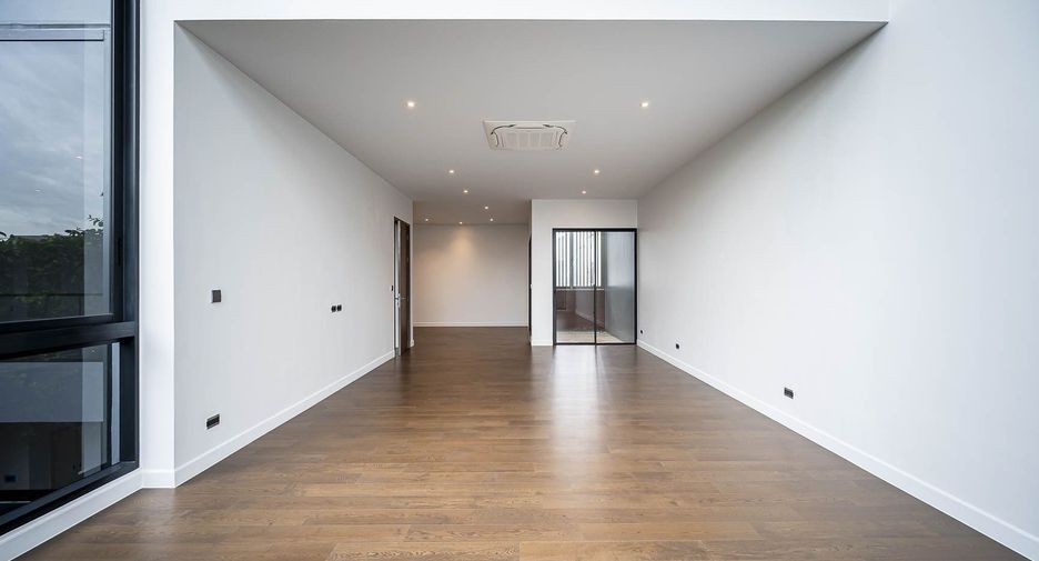 For sale 5 bedrooms house in Bang Kapi, Bangkok
