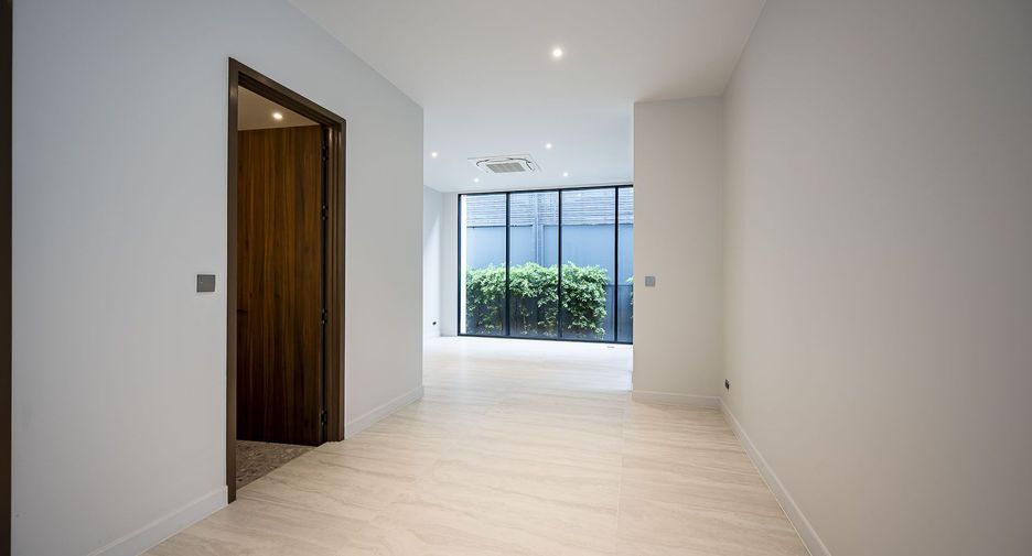 For sale 5 bedrooms house in Bang Kapi, Bangkok