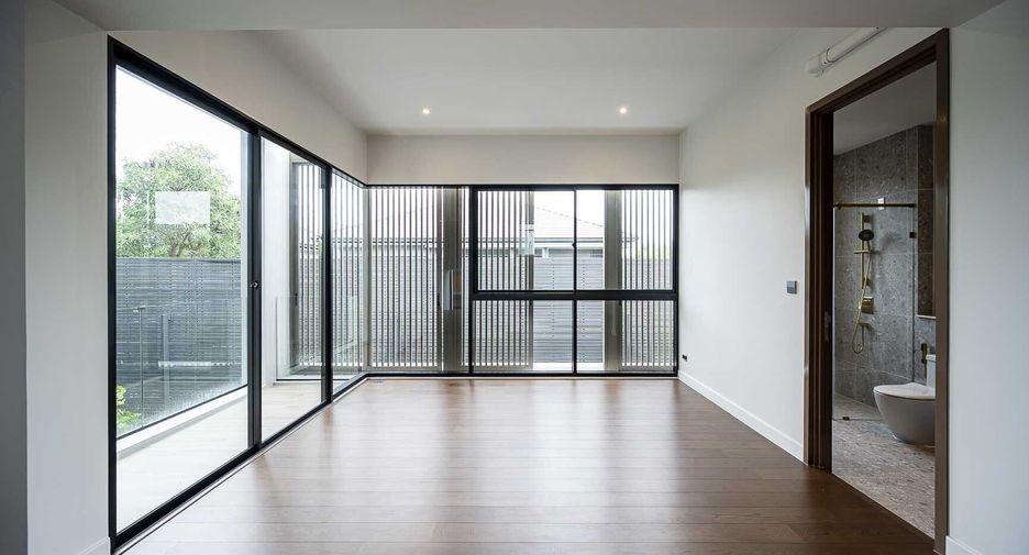 For sale 5 bedrooms house in Bang Kapi, Bangkok