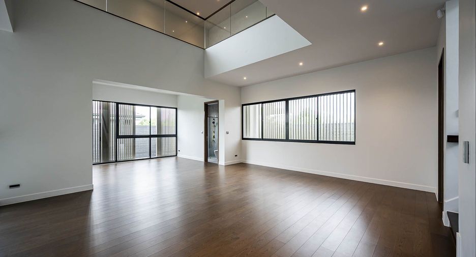 For sale 5 bedrooms house in Bang Kapi, Bangkok