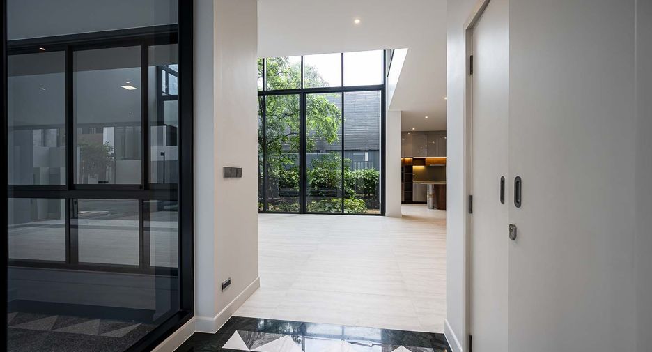For sale 5 bedrooms house in Bang Kapi, Bangkok