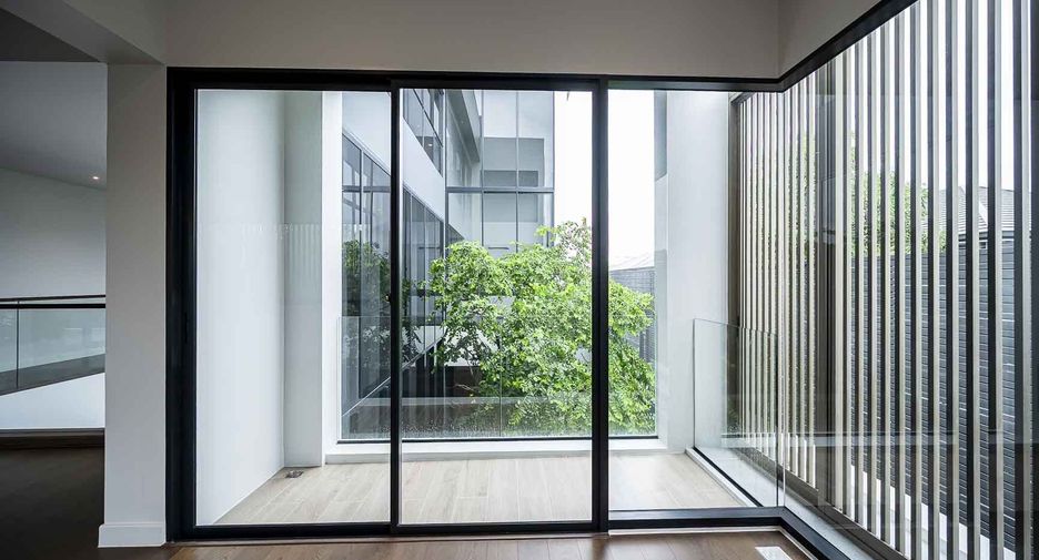 For sale 5 bedrooms house in Bang Kapi, Bangkok