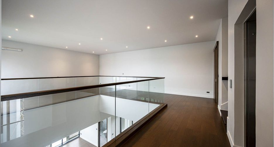 For sale 5 bedrooms house in Bang Kapi, Bangkok
