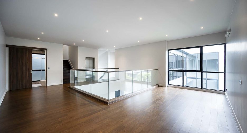 For sale 5 bedrooms house in Bang Kapi, Bangkok