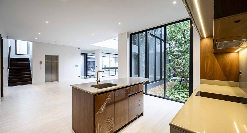 For sale 5 bedrooms house in Bang Kapi, Bangkok
