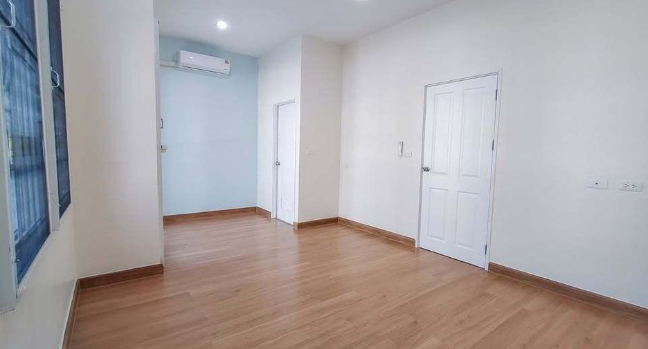 Casa adosada en venta de 4 habitaciones en Mueang Samut Prakan, Samut Prakan