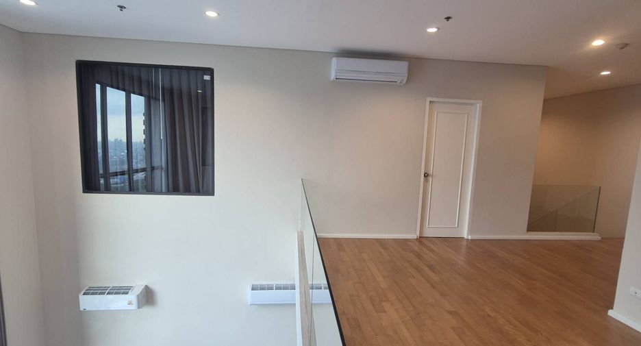 For sale 4 bedrooms condo in Watthana, Bangkok