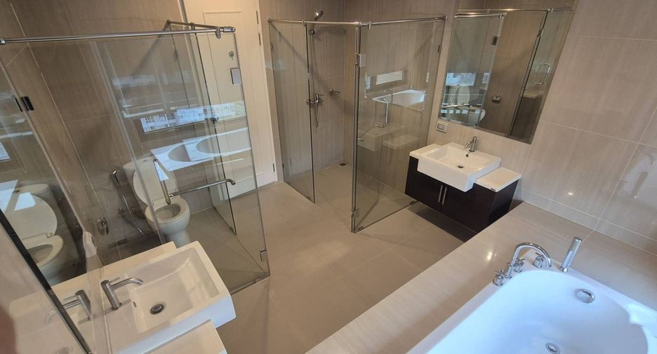 For sale 4 bedrooms condo in Watthana, Bangkok