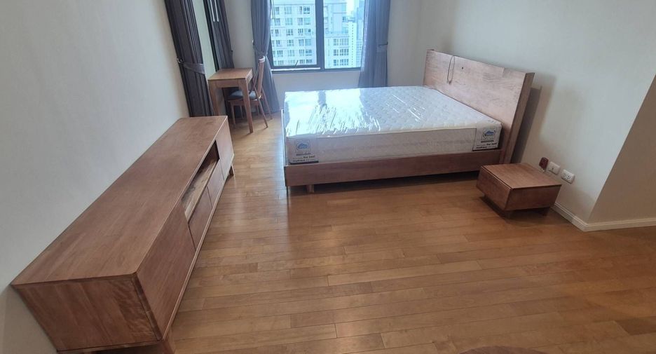 For sale 4 bedrooms condo in Watthana, Bangkok