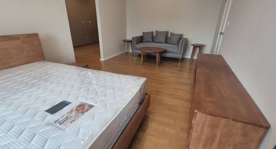 For sale 4 bedrooms condo in Watthana, Bangkok
