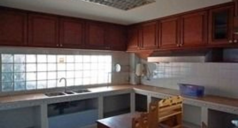Reihenhaus zum Kauf mit 4 Zimmer in Lat Phrao, Bangkok