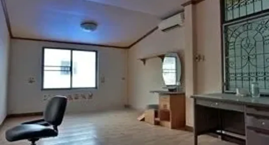 Reihenhaus zum Kauf mit 4 Zimmer in Lat Phrao, Bangkok
