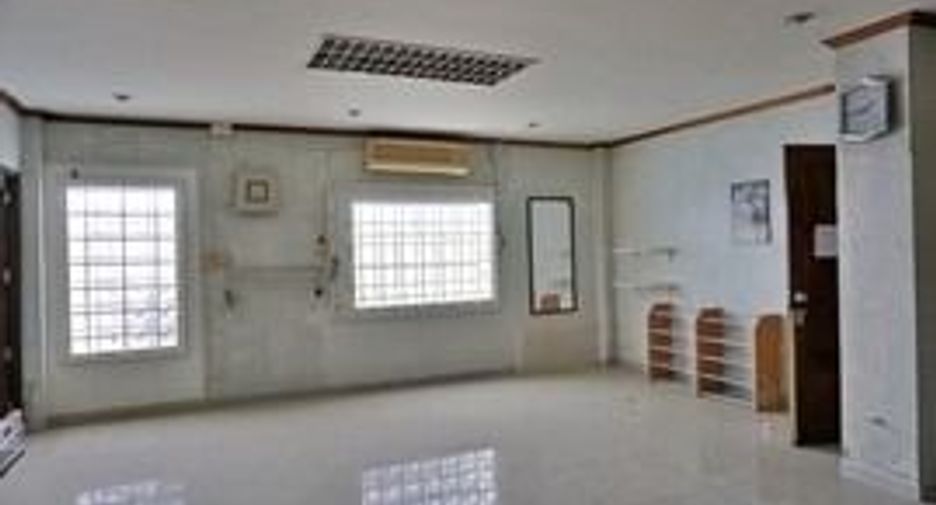 Reihenhaus zum Kauf mit 4 Zimmer in Lat Phrao, Bangkok