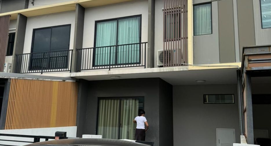 For rent 3 bedrooms townhouse in Suan Luang, Bangkok