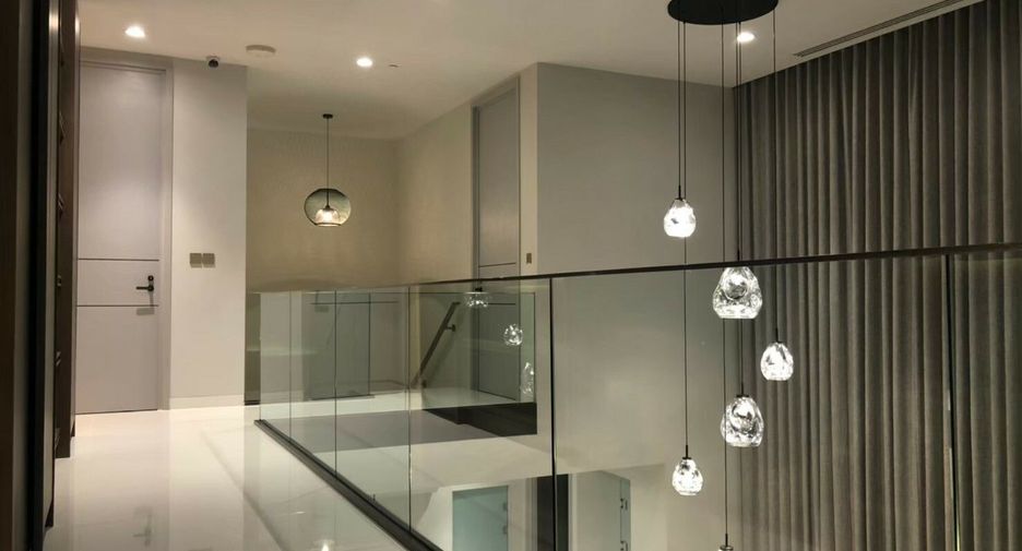 For rent 3 bedrooms condo in Khlong Toei, Bangkok