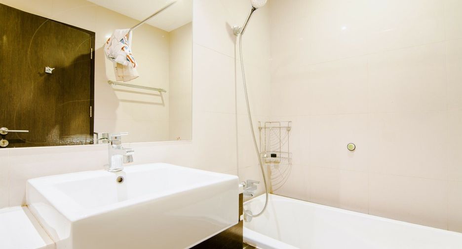 For sale 3 bedrooms condo in Khlong Toei, Bangkok