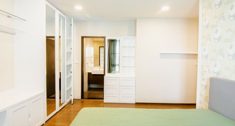 For sale 3 bedrooms condo in Khlong Toei, Bangkok