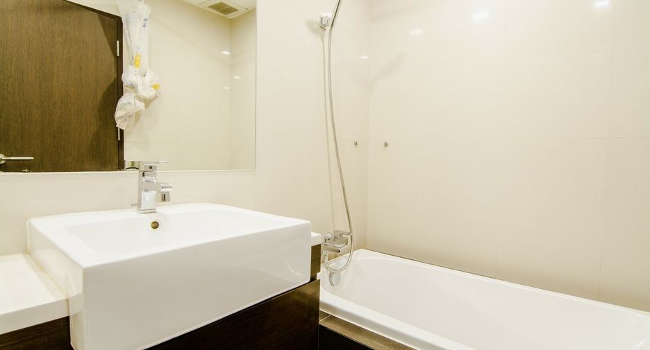 For sale 3 bedrooms condo in Khlong Toei, Bangkok