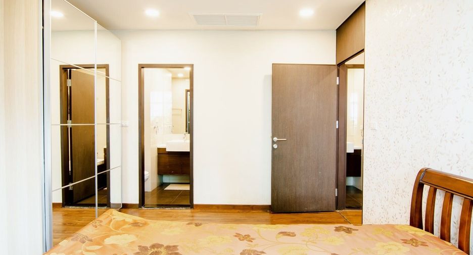 For sale 3 bedrooms condo in Khlong Toei, Bangkok