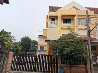 For rent 3 bedrooms townhouse in Khan Na Yao, Bangkok