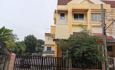 For rent 3 bedrooms townhouse in Khan Na Yao, Bangkok