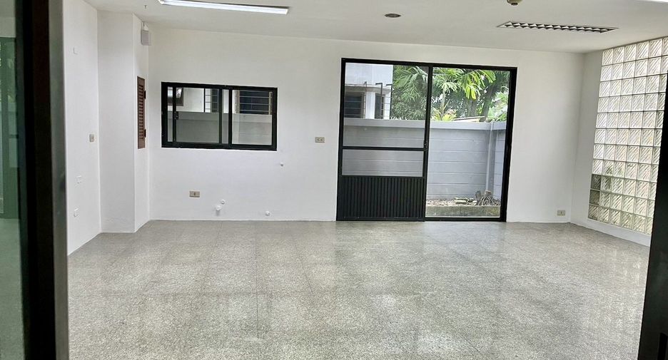 For rent 4 bedrooms house in Pathum Wan, Bangkok