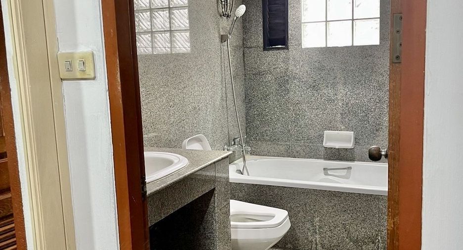 For rent 4 bedrooms house in Pathum Wan, Bangkok