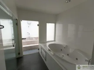 Wohnung zur Miete mit 4 Zimmer in Khlong Toei, Bangkok
