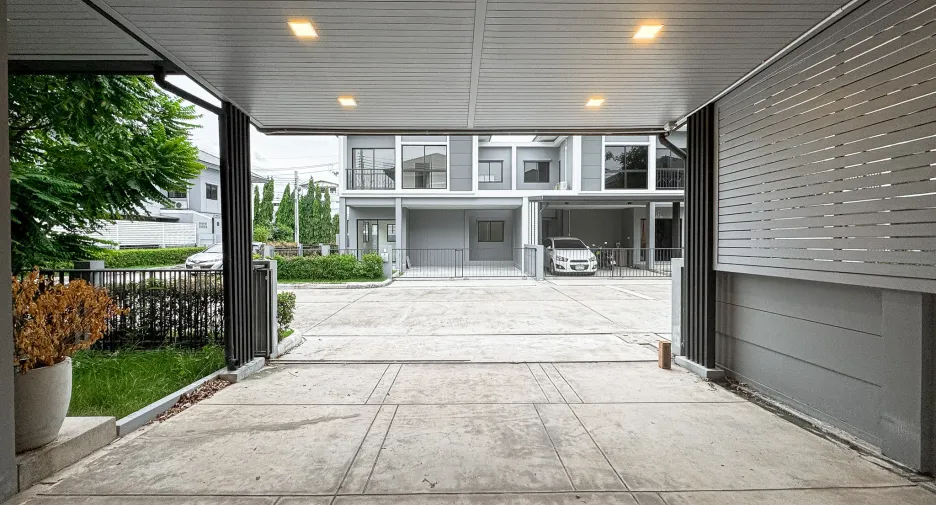Haus zum Kauf mit 4 Zimmer in Bang Khun Thian, Bangkok