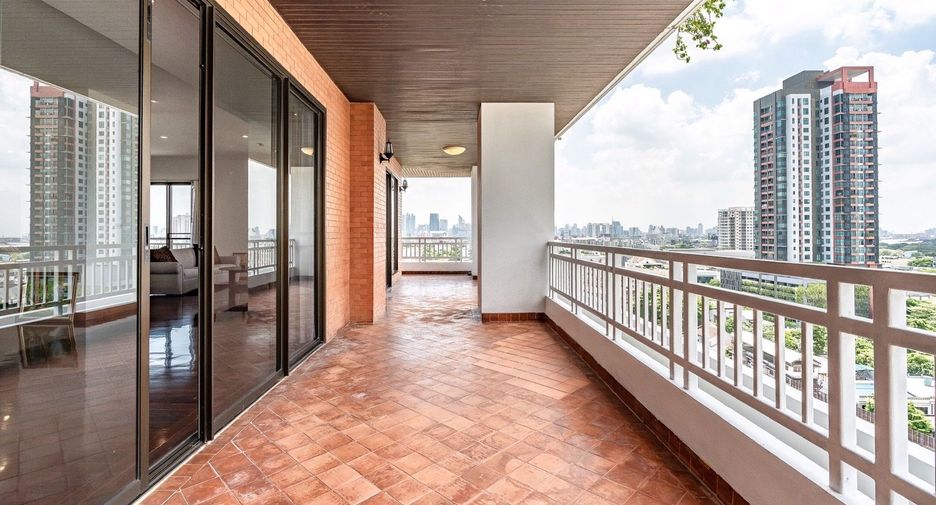 Condo en alquiler de 4 habitaciones en Sathon, Bangkok
