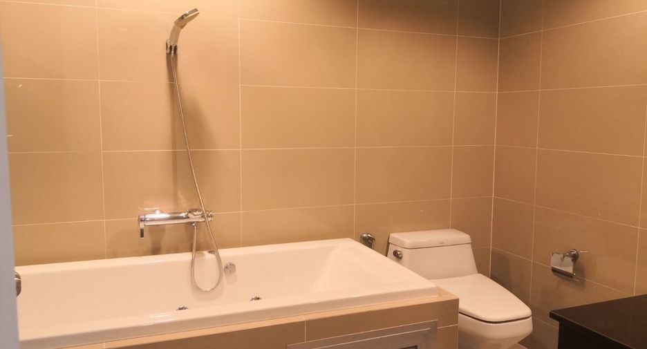 For sale 5 bedrooms condo in Huai Khwang, Bangkok