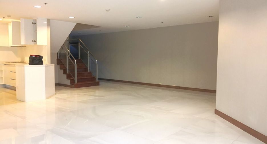 For sale 5 bedrooms condo in Huai Khwang, Bangkok