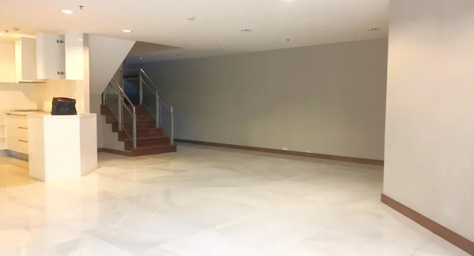 For sale 5 bedrooms condo in Huai Khwang, Bangkok